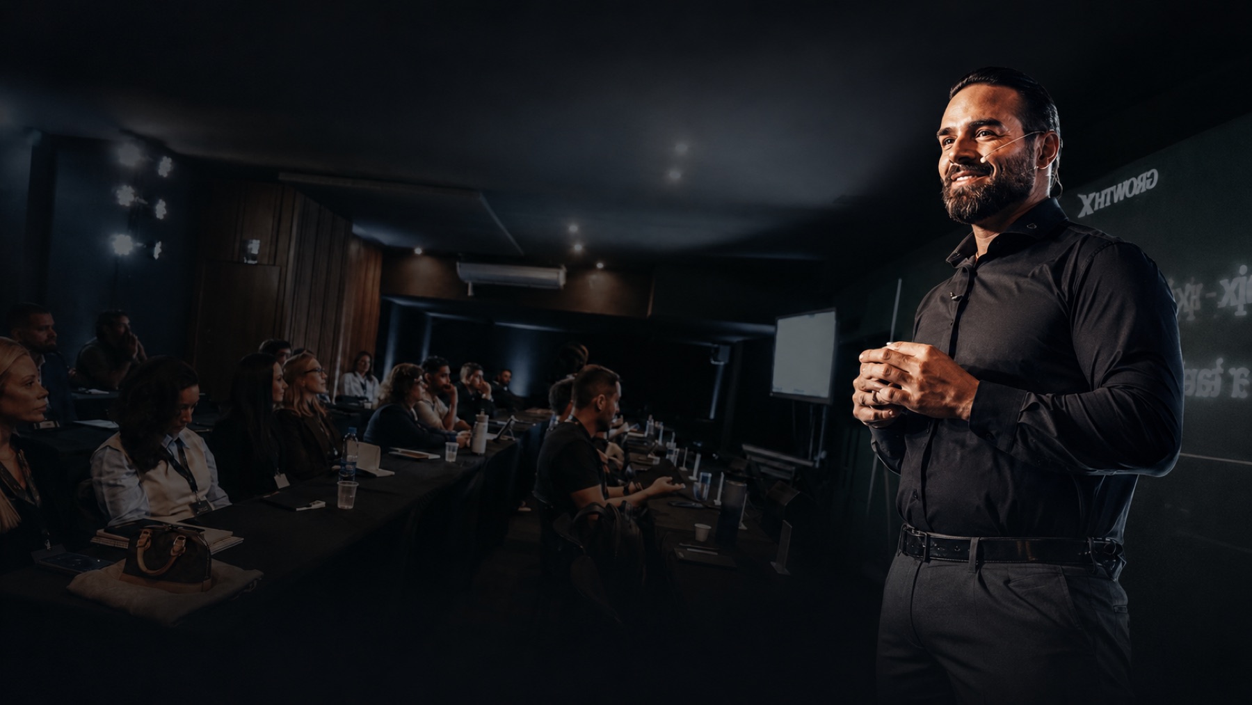 Leandro Batista no palco em evento com plateia lotada